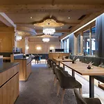 Aparthotel Sepp&hannis Im Dorf 4*