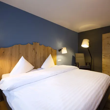 Sepp & Hannis Im Dorf 노이스티프트임스튀바이탈